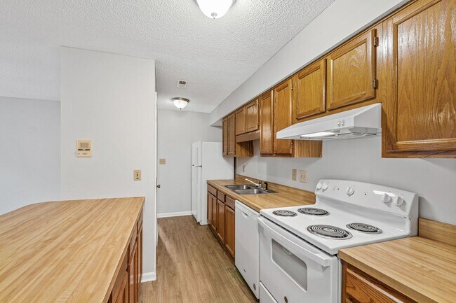 Building Photo - 2011 Quaker Landing