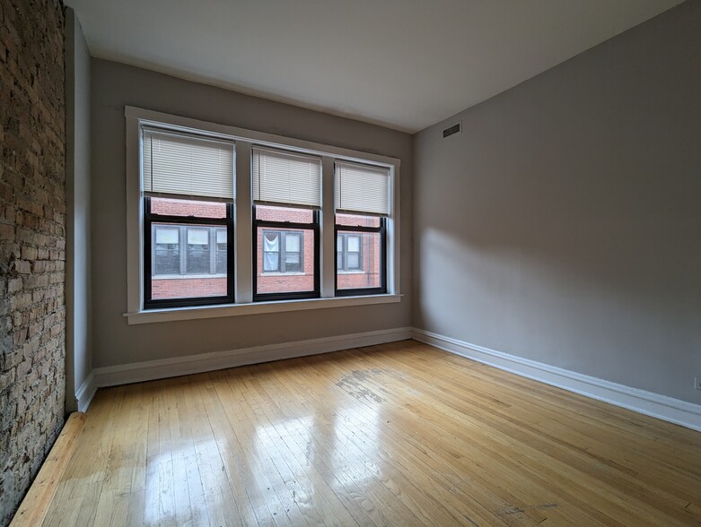 Building Photo - 3523 N Racine Ave