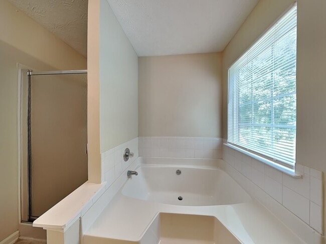 Building Photo - 1939 Redwood Trace