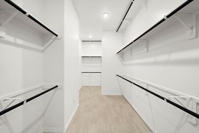 Building Photo - 9806 Oakwood Trl