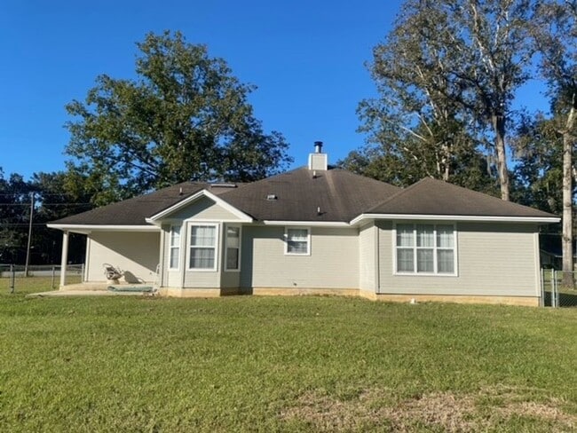 Building Photo - 3 bedroom, 2 bath; County Schools!