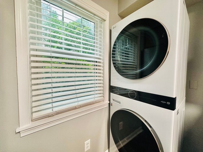 Building Photo - Newly Renovated 2 Bed, 2.5 Bath Chapel Hil...