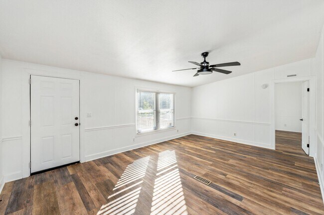 Building Photo - 264 Pinelog St