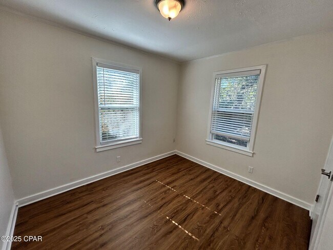 Building Photo - 427 S Macarthur Ave