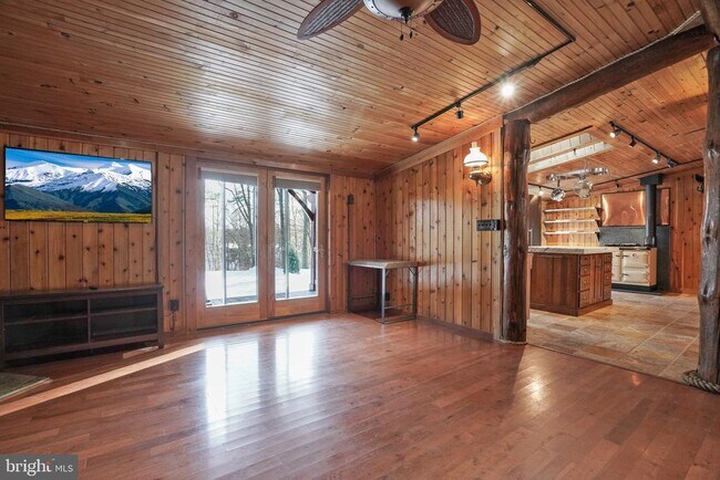 Building Photo - 371 Green Tree Dr