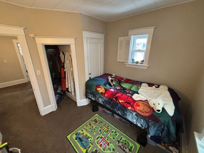 Building Photo - Duluth MN - Single Family Home - 4 Bed - 2...