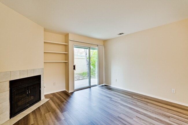 Building Photo - Cute One Bedroom Condo with Central AC and Heat.