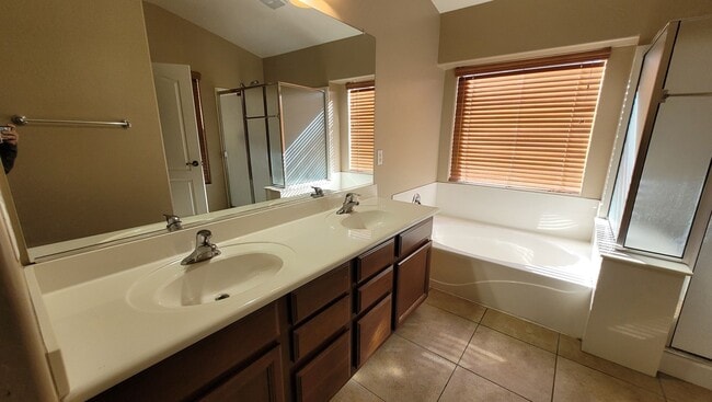 Building Photo - Great Home 3bd plus a Den!