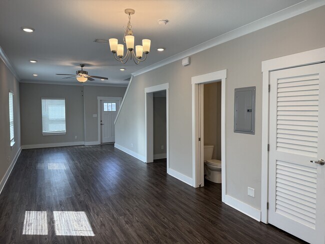 Building Photo - 202 Date Palm Lane