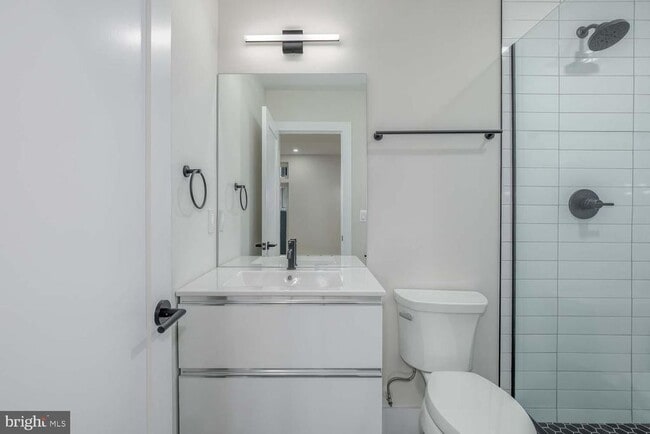 Building Photo - 722 Kenyon St NW