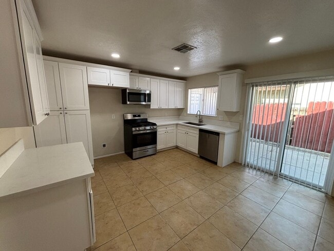 Building Photo - Beautiful Home By UCR