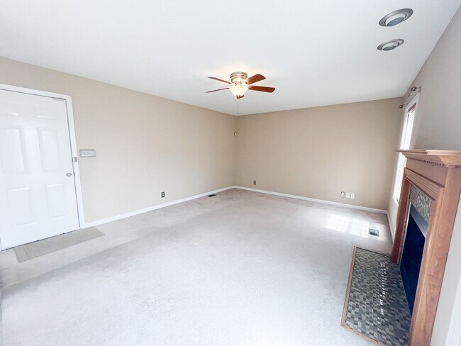 Building Photo - 3 Bedroom 2 1/2 Bathroom Home with fenced ...