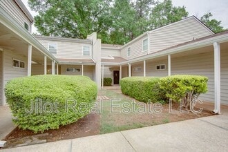 Building Photo - 2015 Oak Park Ln