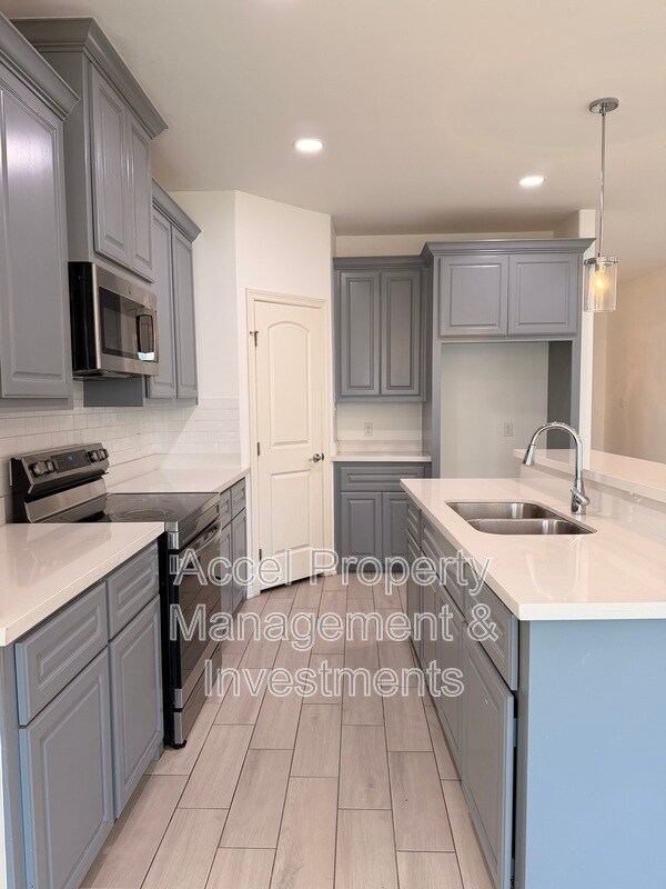 Building Photo - 418 Gonzalez Dr