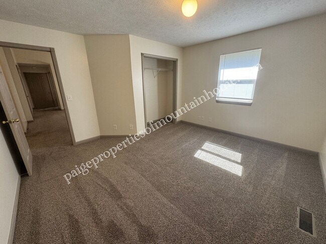 Building Photo - Grand Oak Road