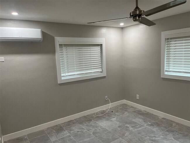 Building Photo - 1605 Pass a Grille Way