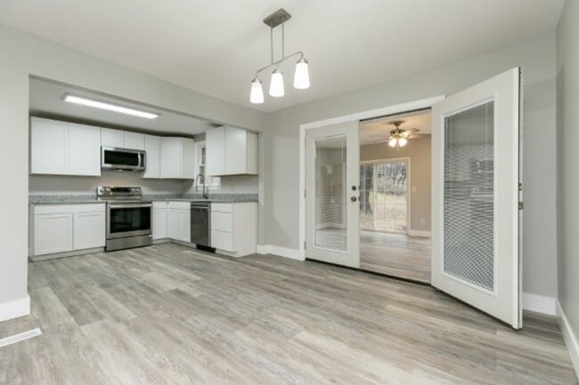 Building Photo - Beautiful Donelson Home in Great Location ...