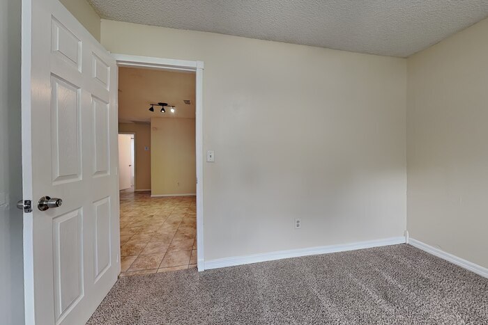 Building Photo - 39643 Meadowood Loop