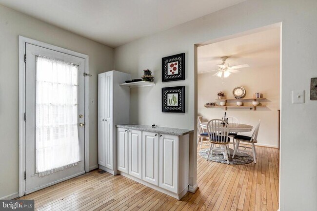 Building Photo - 5518 Sully Lake Dr