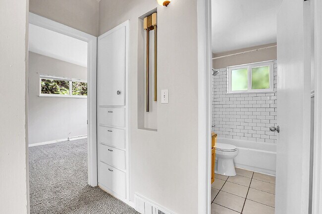 Building Photo - $1,995 - 3 Bed, 1 Bath Duplex Unit in Litt...