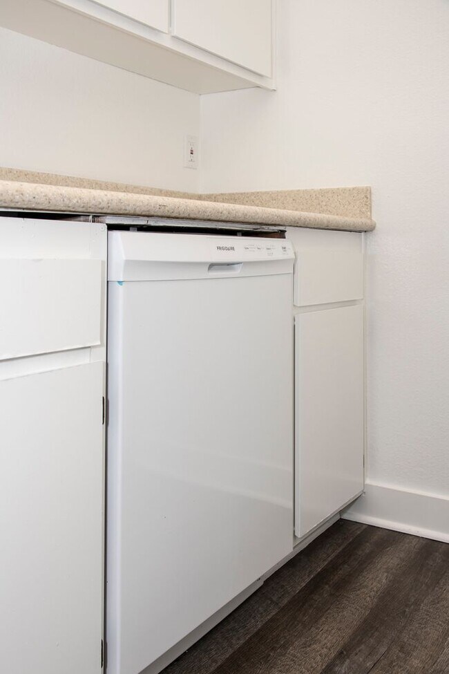 Building Photo - 620 W Wilson Ave