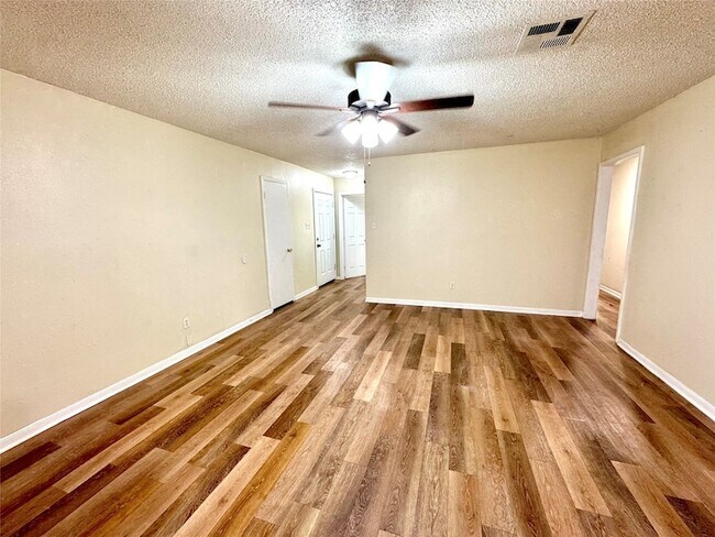 Building Photo - 2523 Woodbough Dr