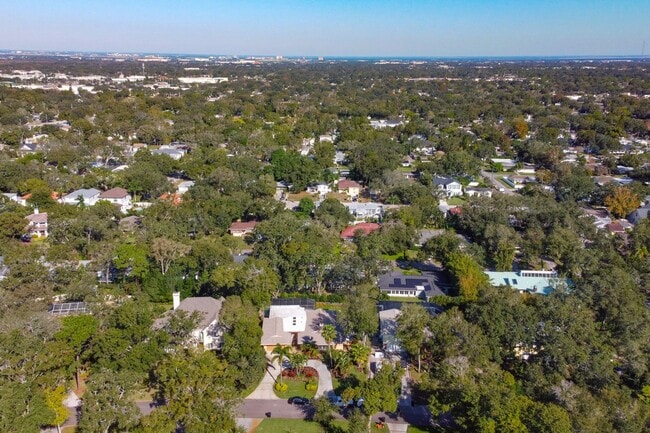 Building Photo - Luxurious 4 bedroom, 3 bath pool home.