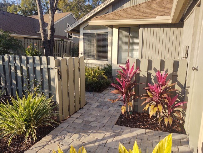 Building Photo - Gorgeous 3 bedroom 2 bath townhome with FL...