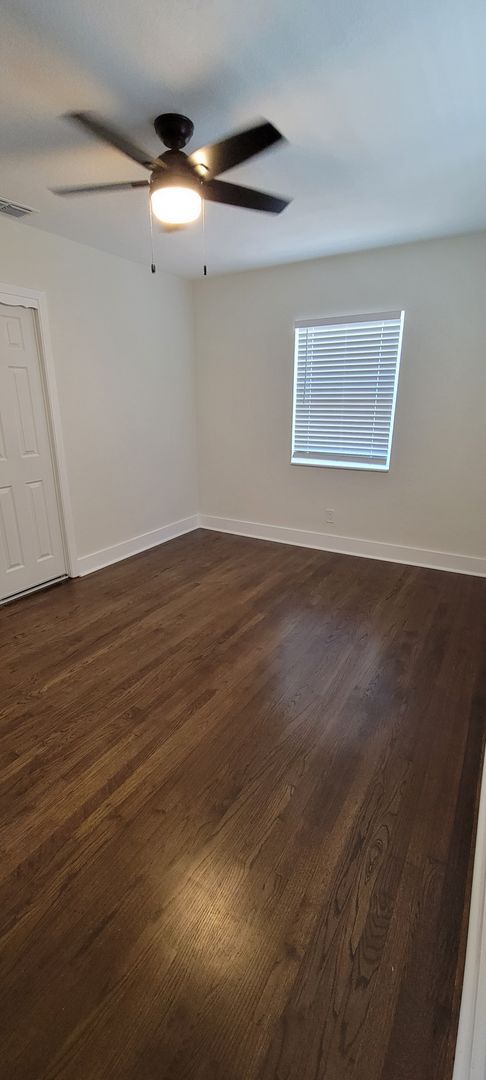 Building Photo - SPACIOUS 3 BEDROOM 2 BATH - ST. PETERSBURG, FL