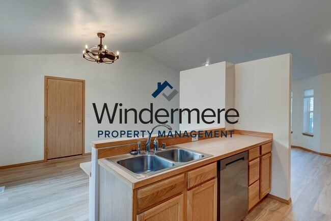 Building Photo - Single-Level 3 Bedroom Home with Fenced Yard