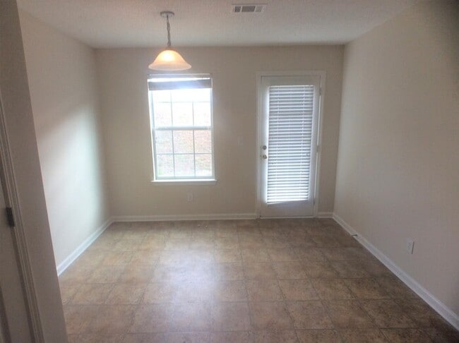 Building Photo - 1894 Roble Dr