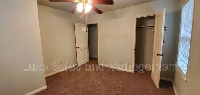 Building Photo - 1110 N Redbud