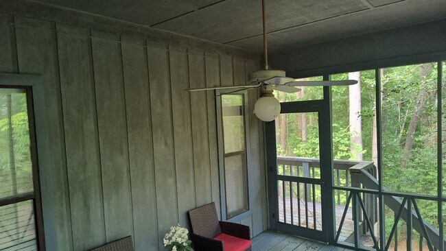 Building Photo - 423 Brightwood Dr