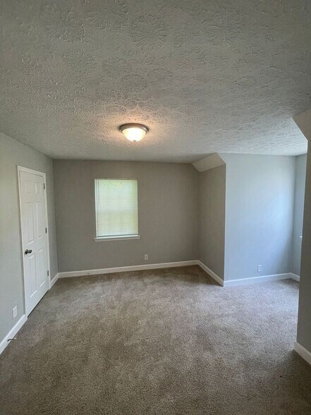 Building Photo - 634 Maple Top Dr