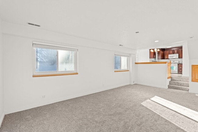 Building Photo - Spacious 4 Bedroom Home in Quiet Orem Neighborhood