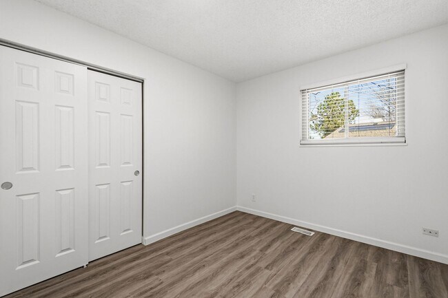 Building Photo - 4 bedroom / 2 bath / Beautifully Updated