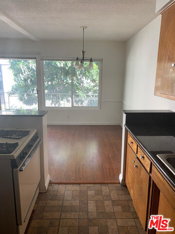Building Photo - 832 S Gramercy Pl