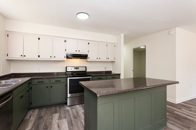 Building Photo - Three Bedroom Home Move in ready!