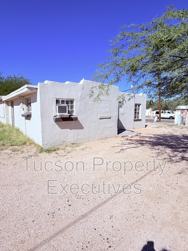 Building Photo - 132 E Jacinto St