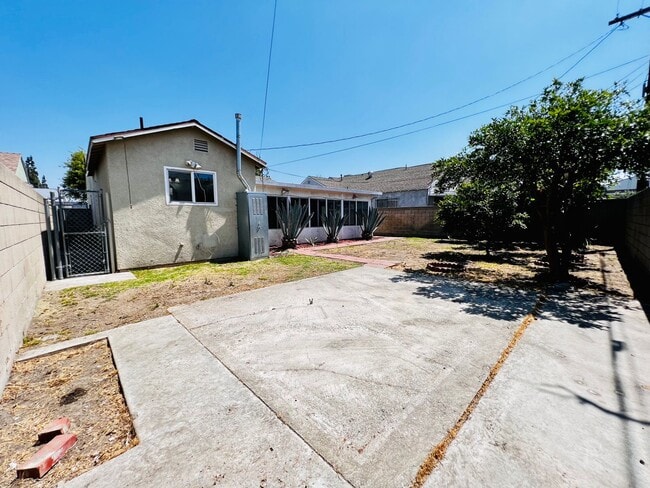 Building Photo - Single Family Home w/Garage, Yard, Fruit T...