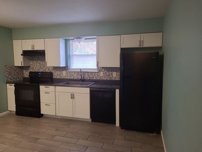 Building Photo - Available in Red Bank! 2 Bedroom 1 Bathroom with Covered Porch!