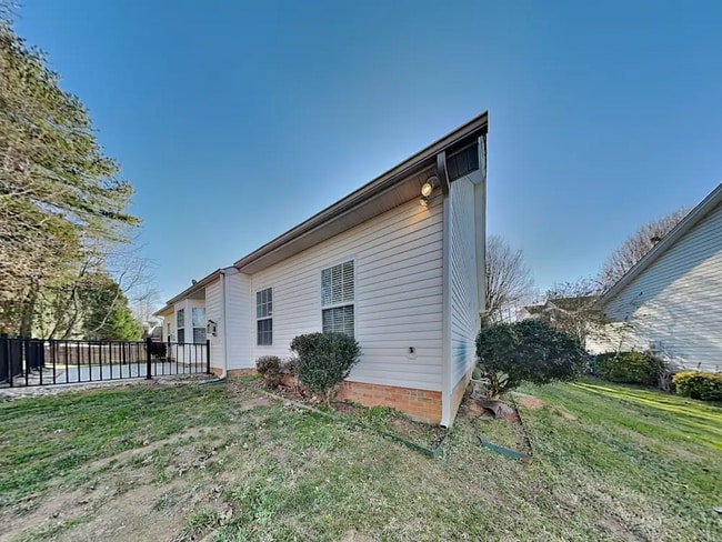 Building Photo - 14642 Eastgrove Dr