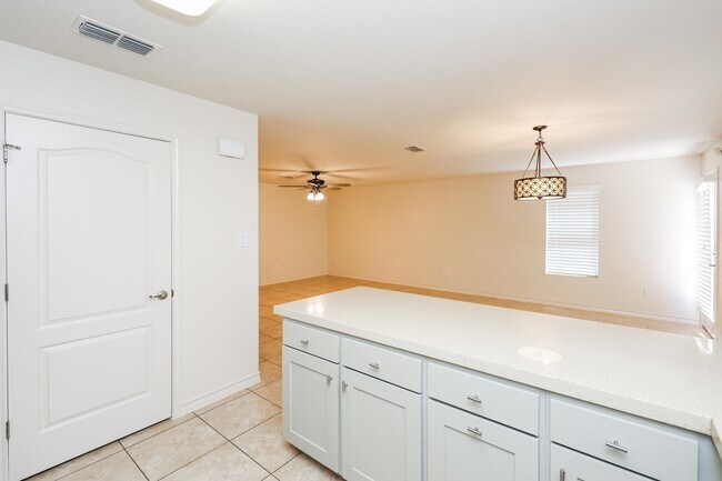 Building Photo - 9813 Sandhill Dr