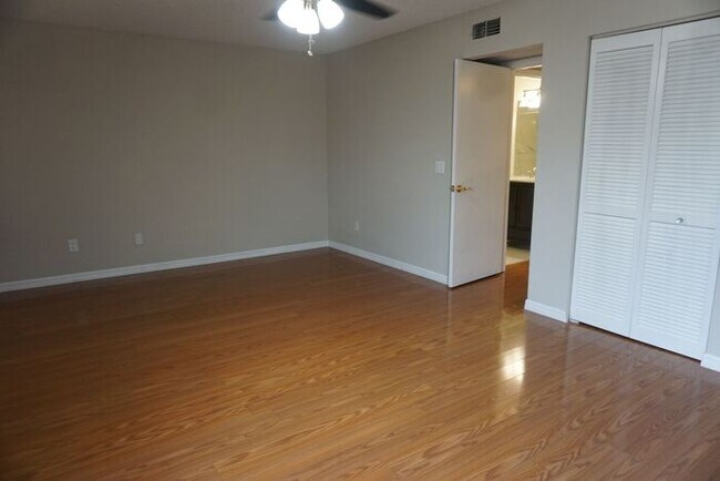 Building Photo - 2/2 Townhome close to NAS Jax. No Additional Fees