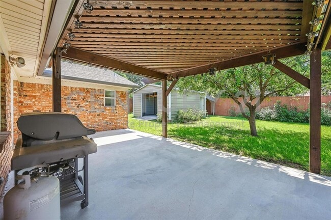 Building Photo - Beautifully Updated 3/2/2 in Bedford Ready...