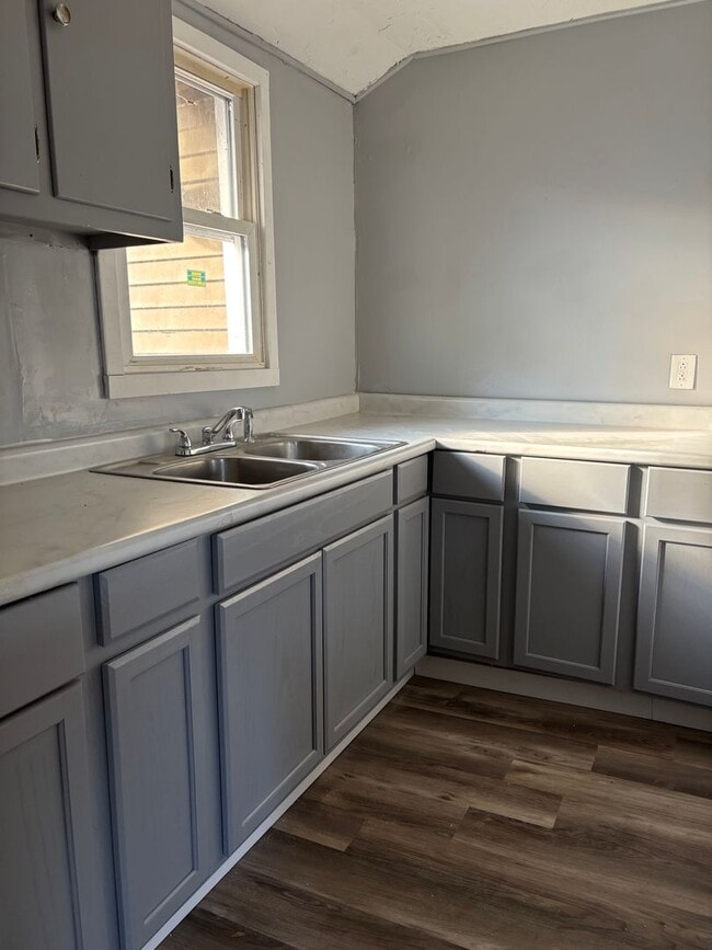 Building Photo - 2 Bedroom 1 Bath (Duplex)