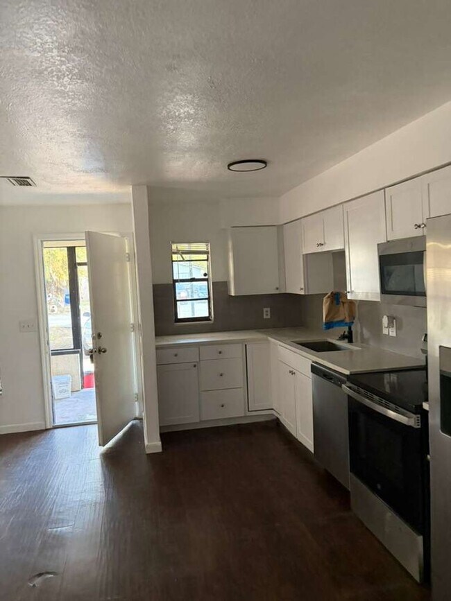 Building Photo - 2.2 Tampa Available NOW !! Ask about our Specials