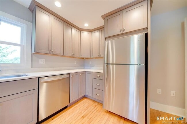 Building Photo - 157 River Rd