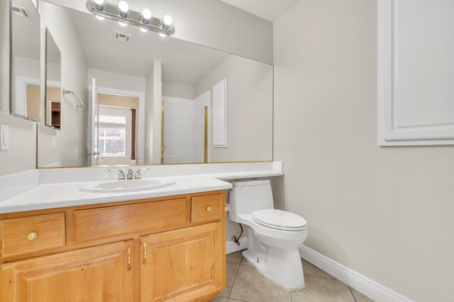 Building Photo - LUXORY 5 BEDROOM 3 1/2 BATH HOME LOCATED I...