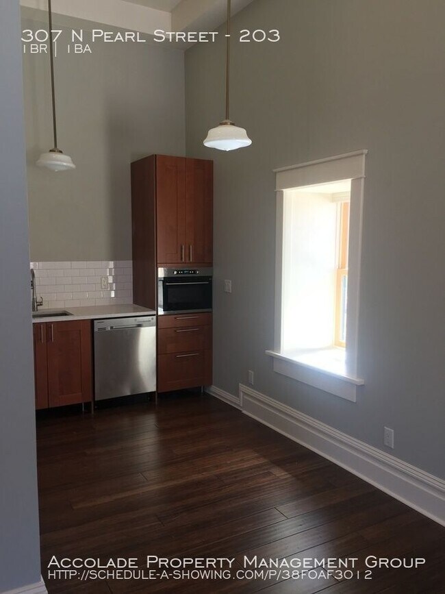 Building Photo - Luxury Downtown Living